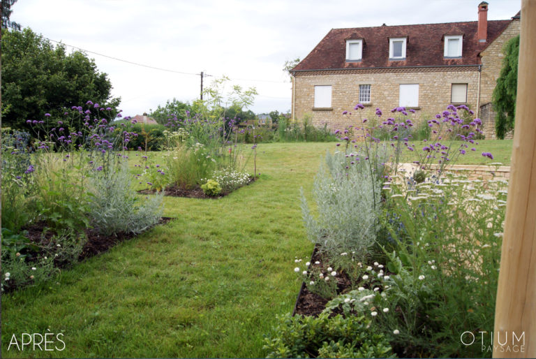 Ce jardin à Carsac Aillac  situé à proximité de Sarlat La Caneda. Il a été dessiné, designé par Julien Milette Architecte Paysagiste à Sarlat. Terrasse de Piscine, muret en pierres, massif de fleurs locales adapté au Périgord noir