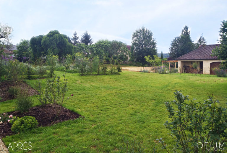 Ce jardin à Carsac Aillac  situé à proximité de Sarlat La Caneda. Il a été dessiné, designé par Julien Milette Architecte Paysagiste à Sarlat. Terrasse de Piscine, muret en pierres, massif de fleurs locales adapté au Périgord noir