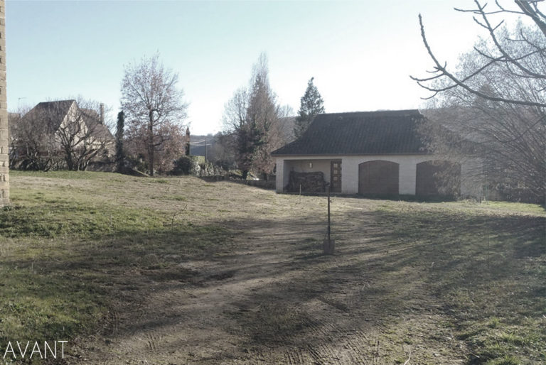 Ce jardin à Carsac Aillac  situé à proximité de Sarlat La Caneda. Il a été dessiné, designé par Julien Milette Architecte Paysagiste à Sarlat. Terrasse de Piscine, muret en pierres, massif de fleurs locales adapté au Périgord noir