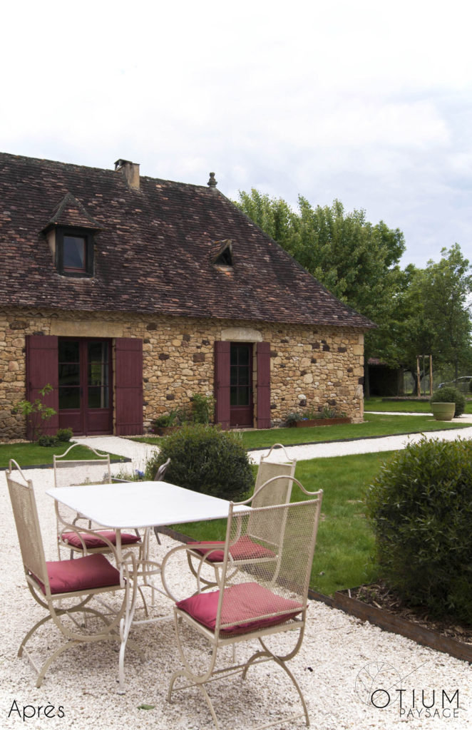 Maison du Périgord en pierre et jardin aménagé par l'agence otium paysage