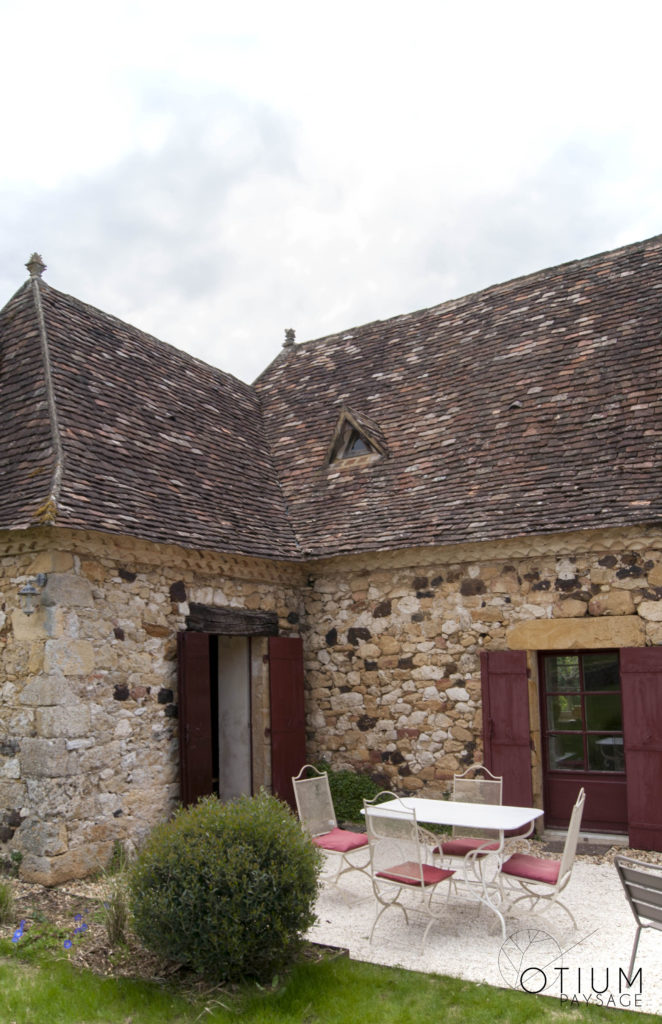 Maison du Périgord, terrasse aménagée et plantation par Otium paysage avec salon de jardin.